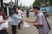 Kajari Kota Bekasi Sulvia Triana Hapsari Rutin Berbagi Takjil, Prioritaskan Petugas Kebersihan dan Ojol