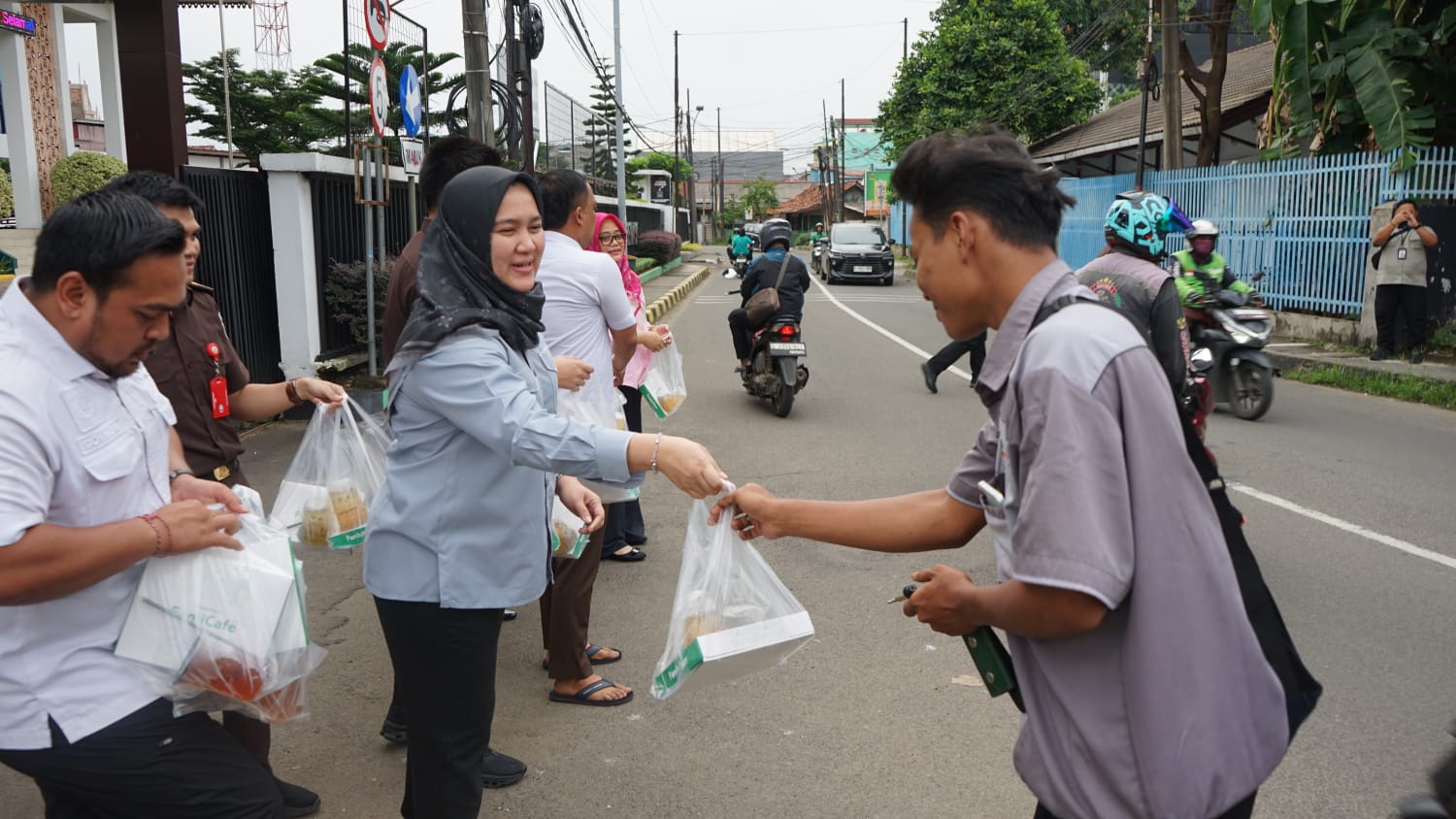 Kajari Kota Bekasi Sulvia Triana Hapsari Rutin Berbagi Takjil, Prioritaskan Petugas Kebersihan dan Ojol