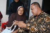 Tak Tinggal Diam, Wali Kota Bekasi Datangi Nenek Atnah Korban Pencurian Modal Dagang Nasi Uduk.