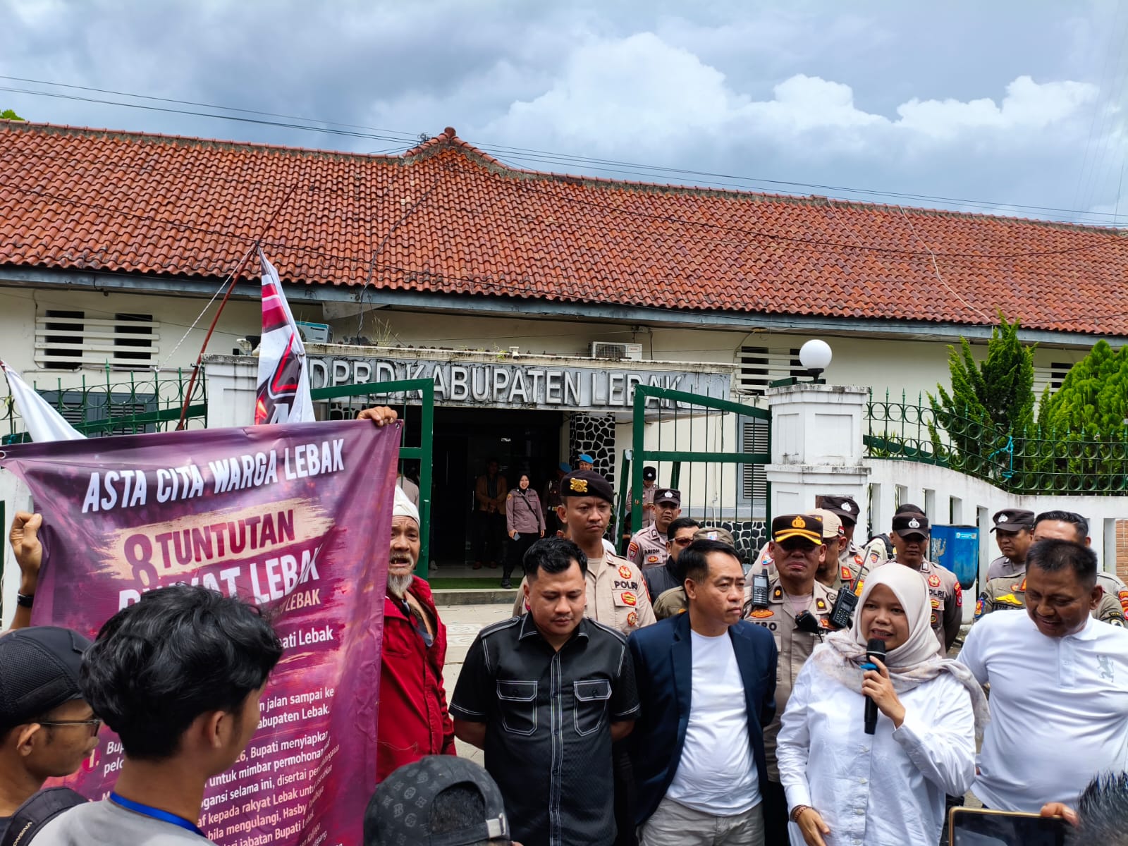 Ketua DPRD Lebak Terima Massa Aksi, dr. Juwita Wulandari Janji Kawal Aspirasi ke Bupati