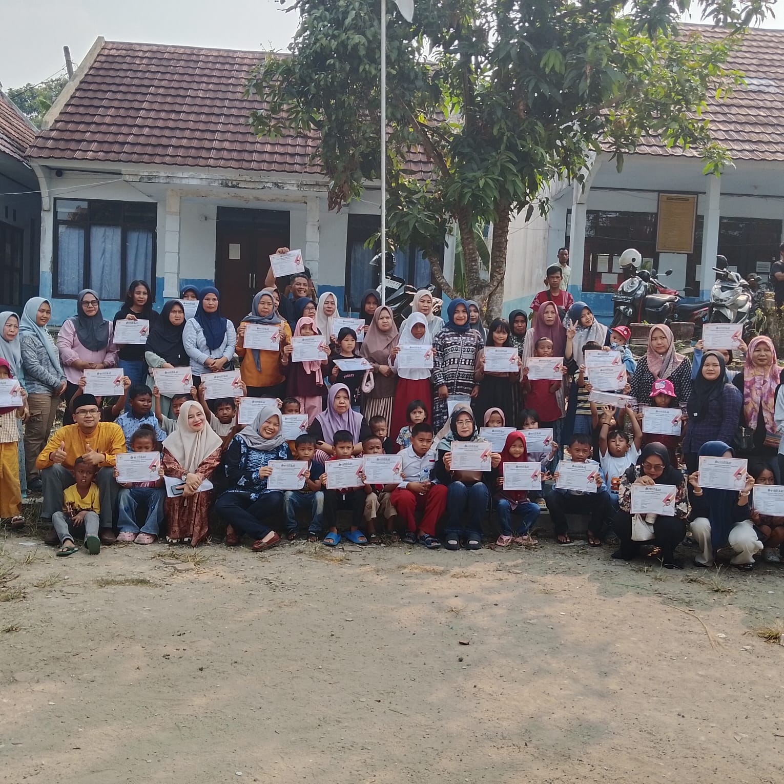 Sinergi PDI-P, dr. Juwita Wulandari Salurkan PIP Aspirasi Bonnie Triana di SDN 5 Muara Ciujung Timur