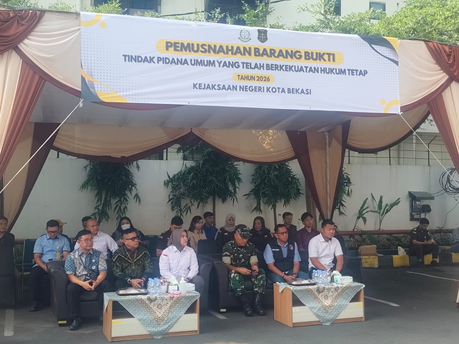 Kejari Kota Bekasi Eksekusi Pemusnahan Barang Bukti 164 Perkara Pidum dan Pidsus
